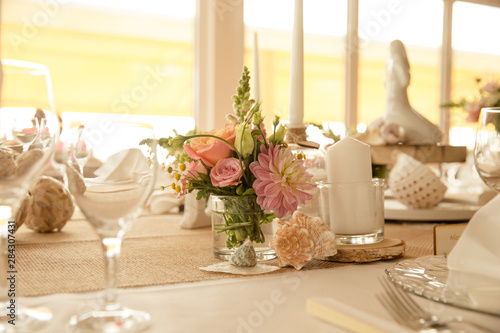 Tischdekoration zur Hochzeit mit Blumen