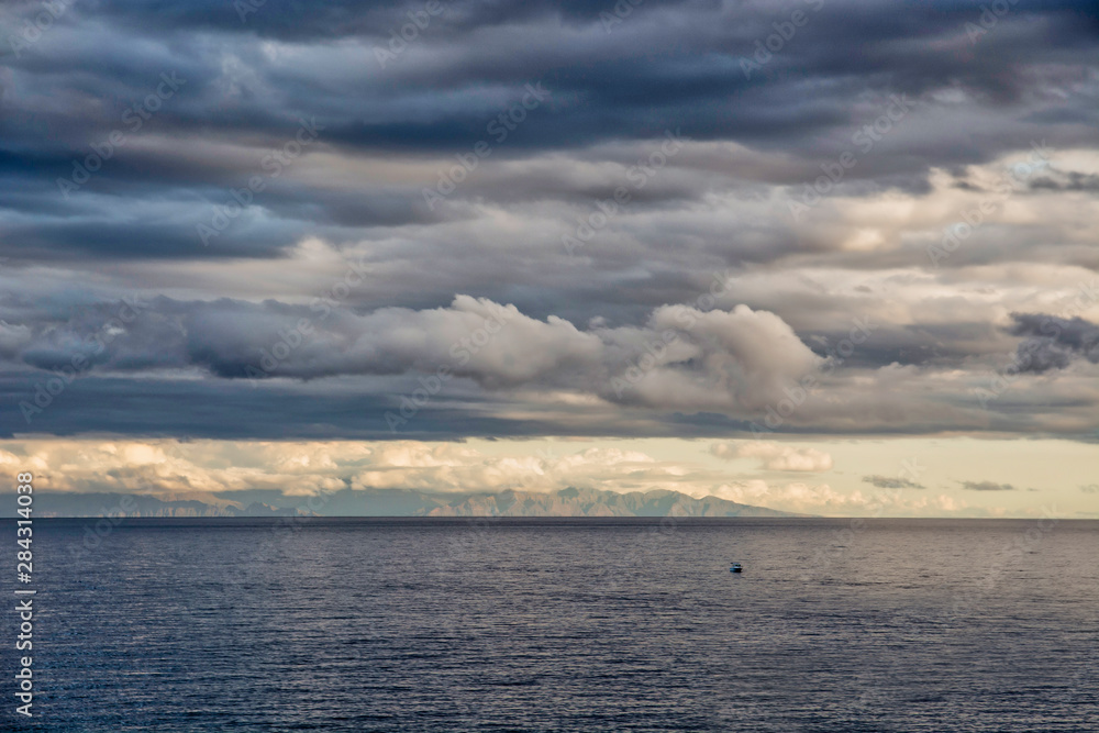 barca sola en el oceano