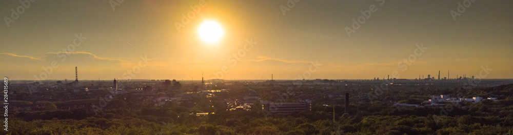 Panorama der Duisburger Skyline bei tiefstehender Sonne aus der Luft