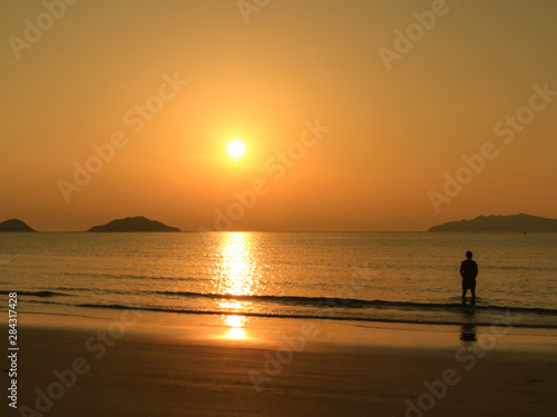 さつき松原の海と夕日を見つめる人 福岡県宗像市