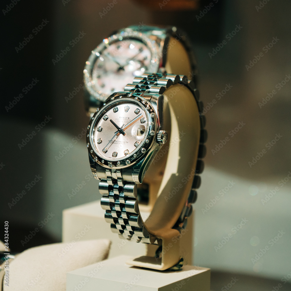 Barcelona, Spain - Jun1 1, 2018: Elegant female luxury wrist Swiss watch  manufactured by Rolex model Oyster Perpetual iwith diamonds foto de Stock |  Adobe Stock