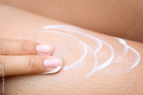 finger pouring body lotion for healthy skin