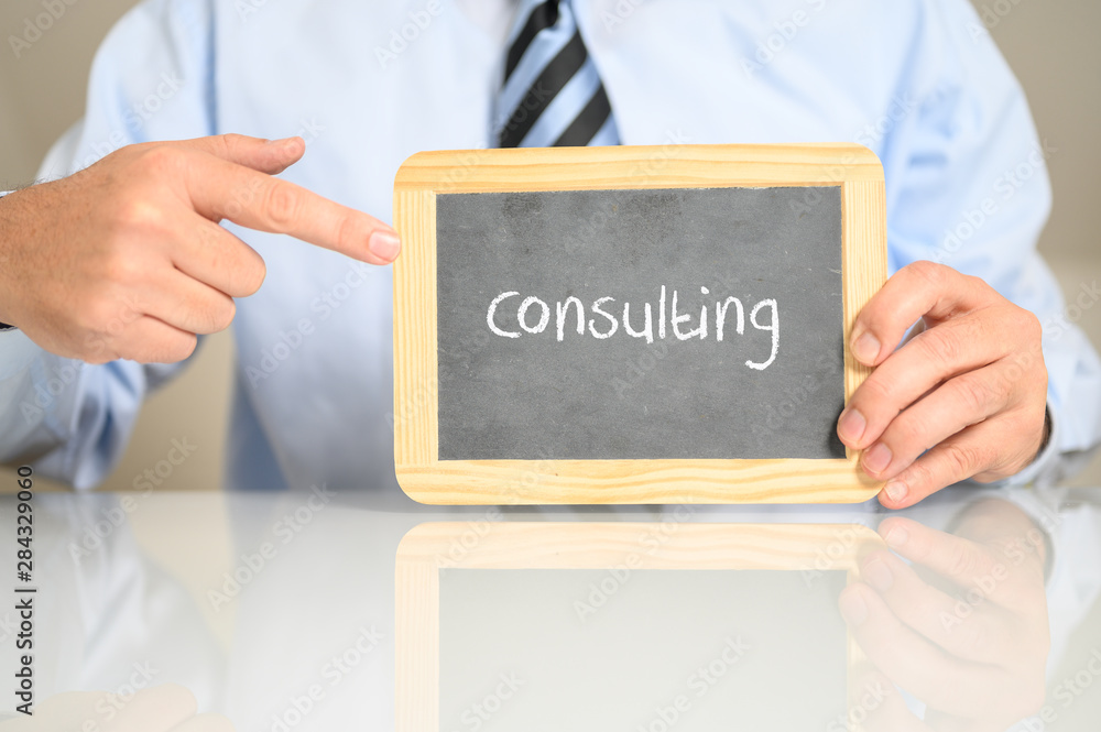 Berater mit einem Schild Consulting Berater mit einem Schild Consulting