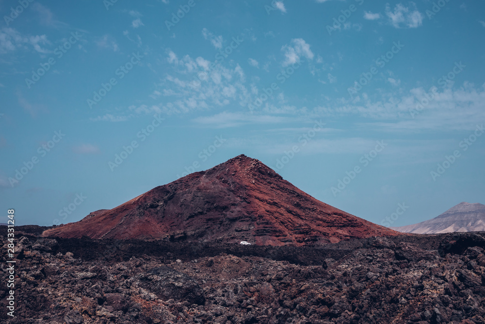 Montaña roja en paisaje volcánico en la isla de Lanzarote