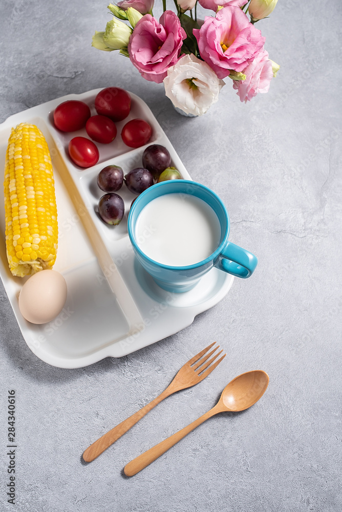 A balanced and balanced breakfast for children A balanced and balanced breakfast for children