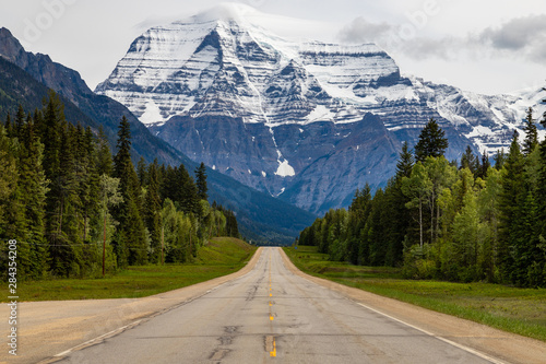 Highway mit Blick auf den Mount Robson