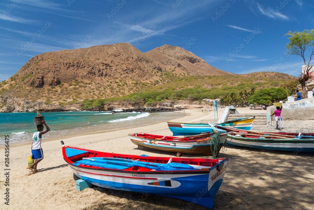 Fototapeta premium Łodzie rybackie na plaży, Tarrafal, wyspa Santiago, Wyspy Zielonego Przylądka