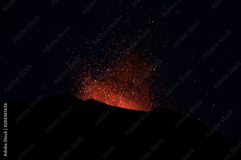Fototapeta premium Stromboli en éruption Juillet 2019
