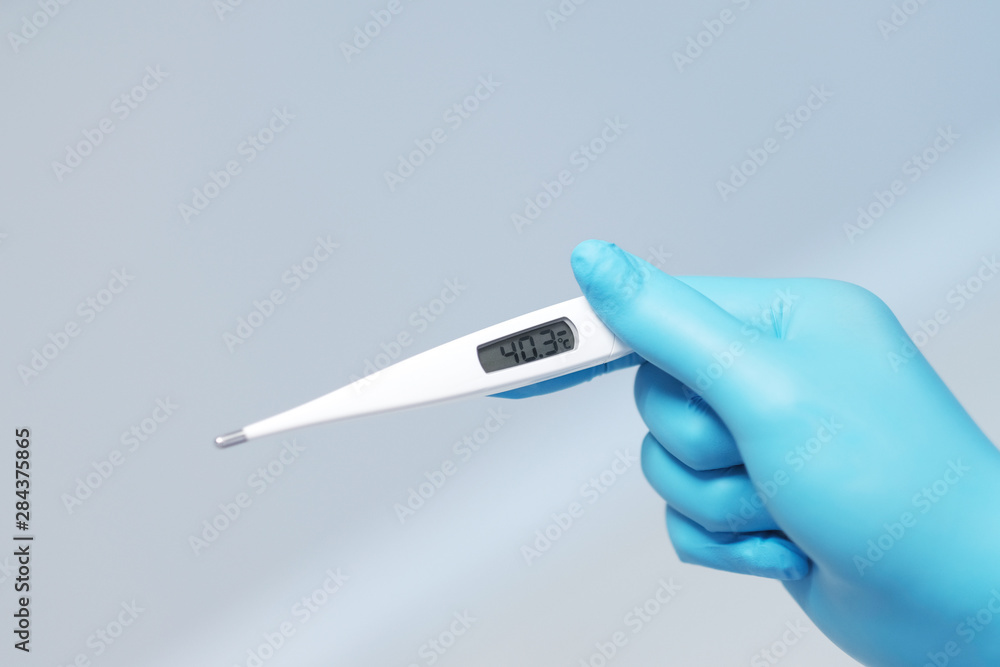 Obraz premium Nurse holding a digital thermometer for check patient temperature in hospital