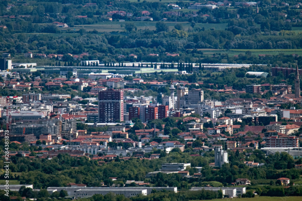 Pordenone vista aerea, con la Chiesa di San Giorgio e il centro abitato