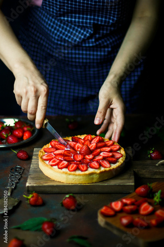 Process of making tart with strawberries