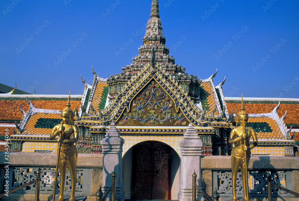 Fototapeta premium Asia, Thailand, Bangkok. Wat Phra Kaeo, Kinnarees and temple gate.