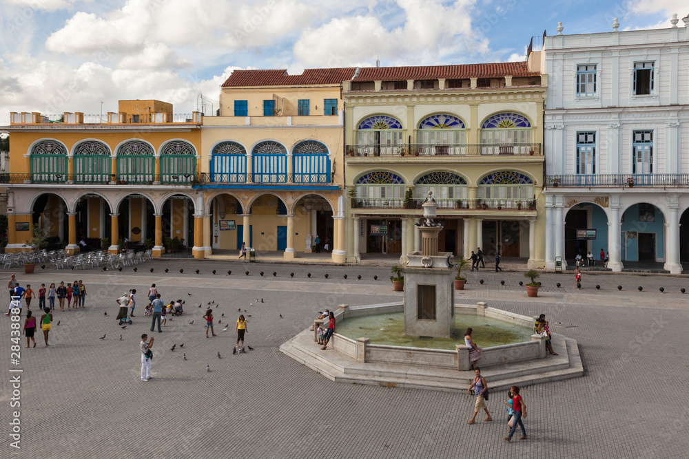 Obraz premium Cuba, Havana. The restored San Francisco Plaza.