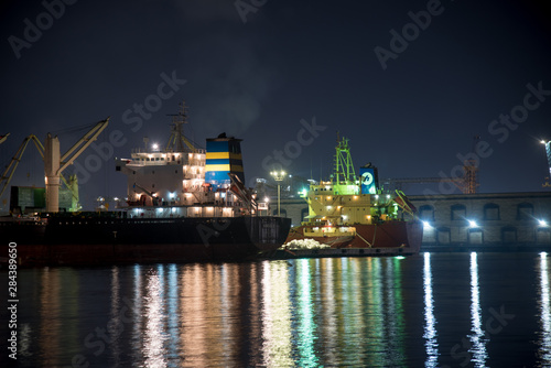 Veracruz, puerto de barcos de México vista nocturna con luces de colores, barcos y edificios importantes, casas antiguas y cargueros con productos importados