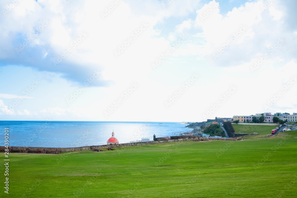 Φωτογραφία San Juan, Puerto Rico - A large grassy area stretches out leading to a stone wall
