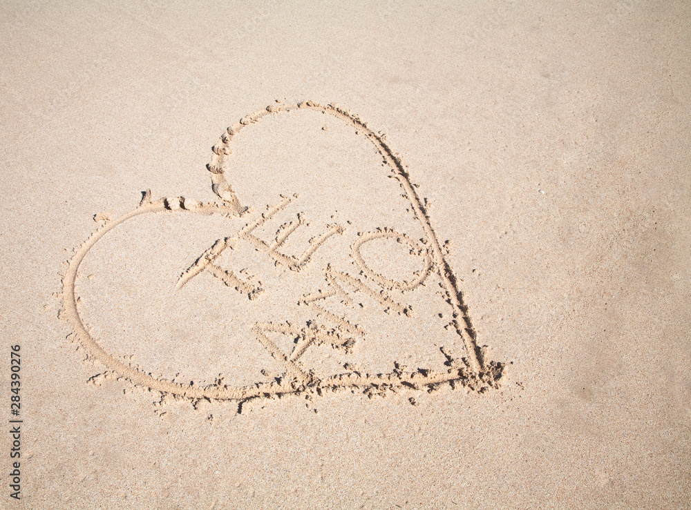 Fotografija Vieques, Puerto Rico - A heart is drawn in the sand of a beach with the words 'te amo' inside