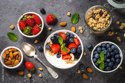 Greek yogurt granola with fresh berries .