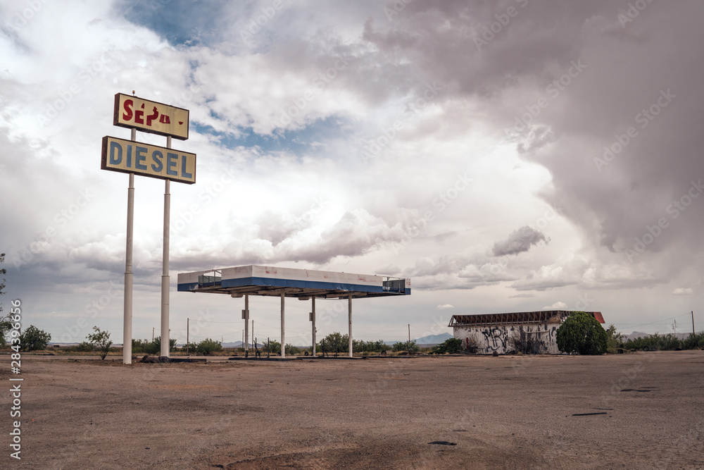 Foto de LORDSBURG, NEW MEXICO JUNE 30 2018 Abandoned gas station in