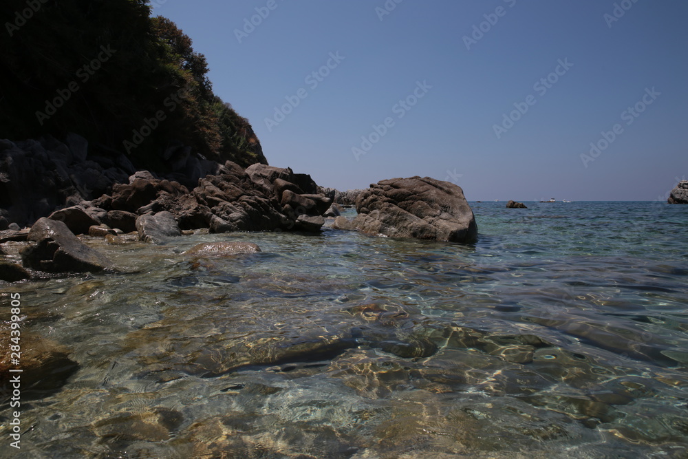 Vacanze last minute al mare in Italia - scogli nel mare Vacanze last minute al mare in Italia - scogli nel mare