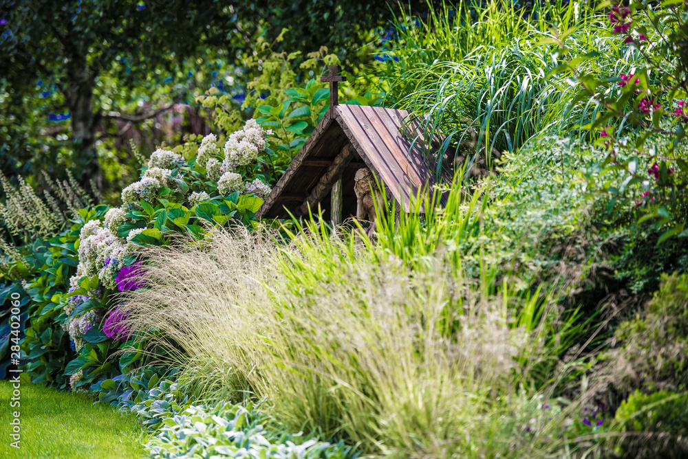 Fototapeta premium Kapliczka rzeźba w ogrodzie