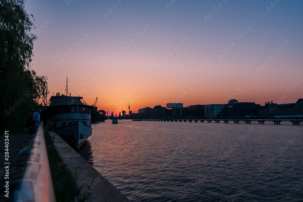 Crepuscolo sul fiume Spree a Berlino
