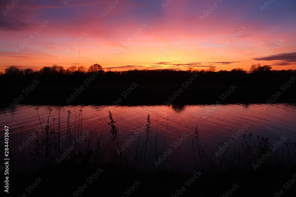 Fantastischer Sonnenuntergang an der Weser