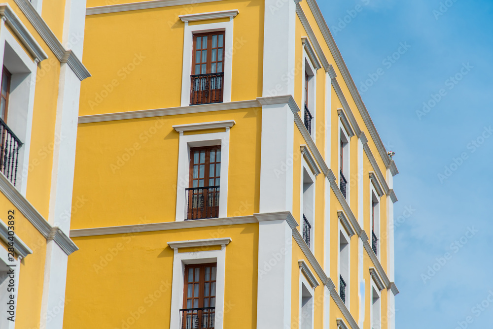 Obraz premium geometria de colores ventanas y fachadas coloridas en amarillo y rosa