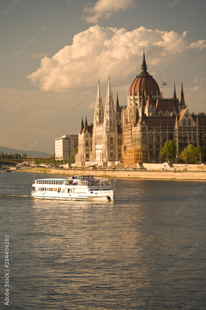 Obraz premium HUNGARY, Budapest. Parliament Buildings along the Danube River 