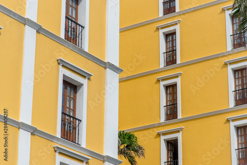 geometria de colores ventanas y fachadas coloridas en amarillo y rosa © ClicksdeMexico