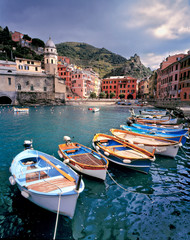 Papier peint photo Ligurie Barques colorées au port de Vernazza  © Ric Ergenbright/Danita Delimont