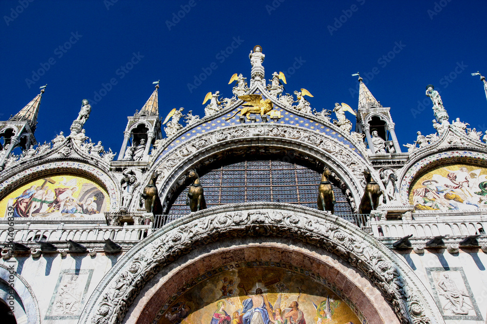 Obraz premium Venice, Italy. Front of Saint Mark's Basilica with bronze horses and Saints
