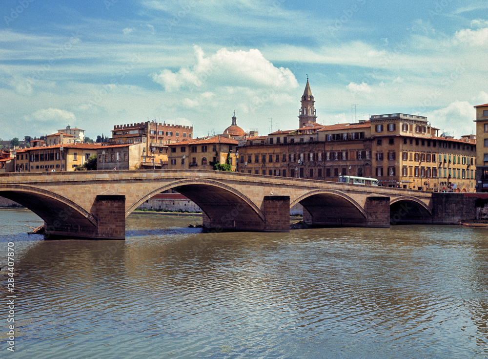 Obraz premium Włochy, Florencja. Rzeka Arno przepływa przez Ponte alla Carraia we Florencji we Włoszech.