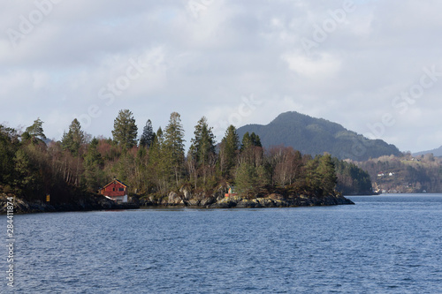 Casa con árboles a la orilla del agua