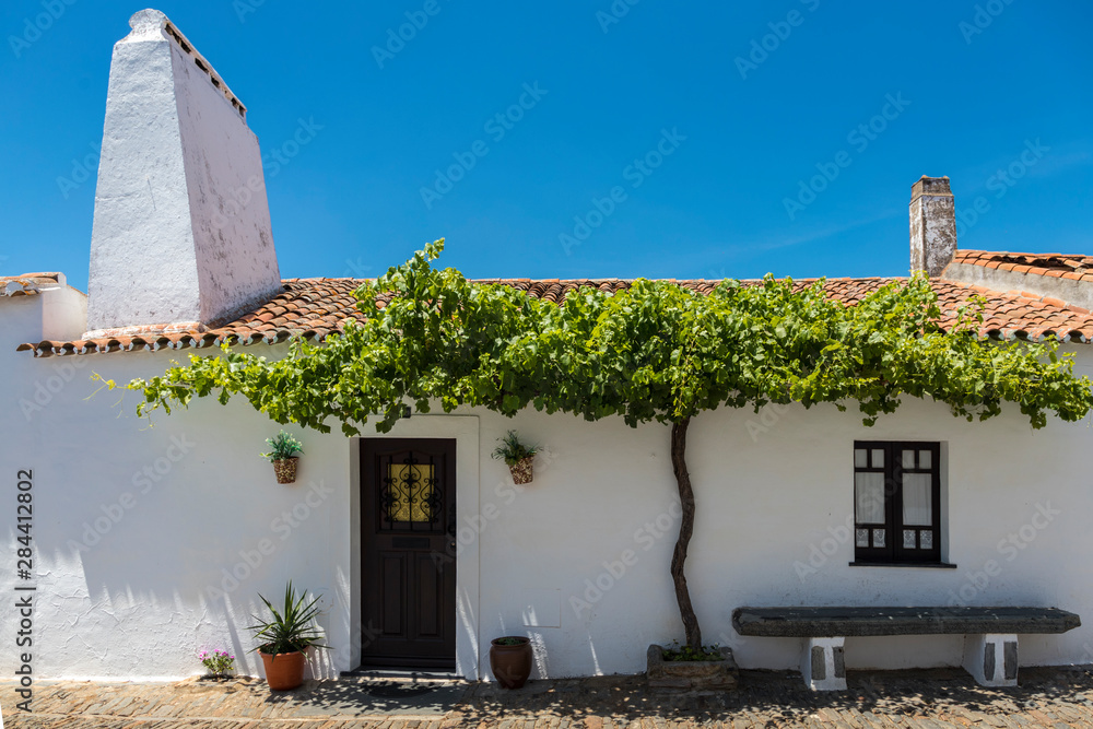 Una casa típica con una parra a la entrada para dar sombra, en el pueblo de Monsaraz, en Portugal