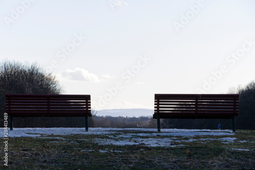 Bancos sobre nieve al aire libre
