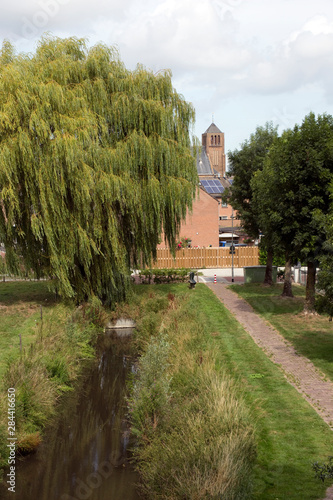 Blick auf Sluis und die St.Johannes der Täufer Kirche