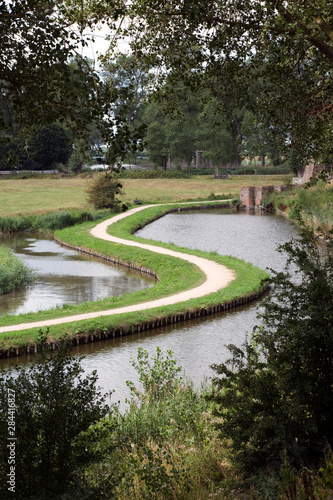typisch Holländische Landschaft mit Radweg und Kanal
