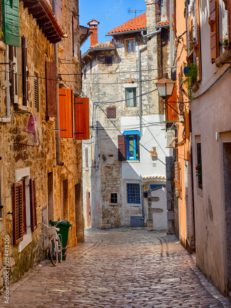 Fototapeta premium Bright colors along the backstreets