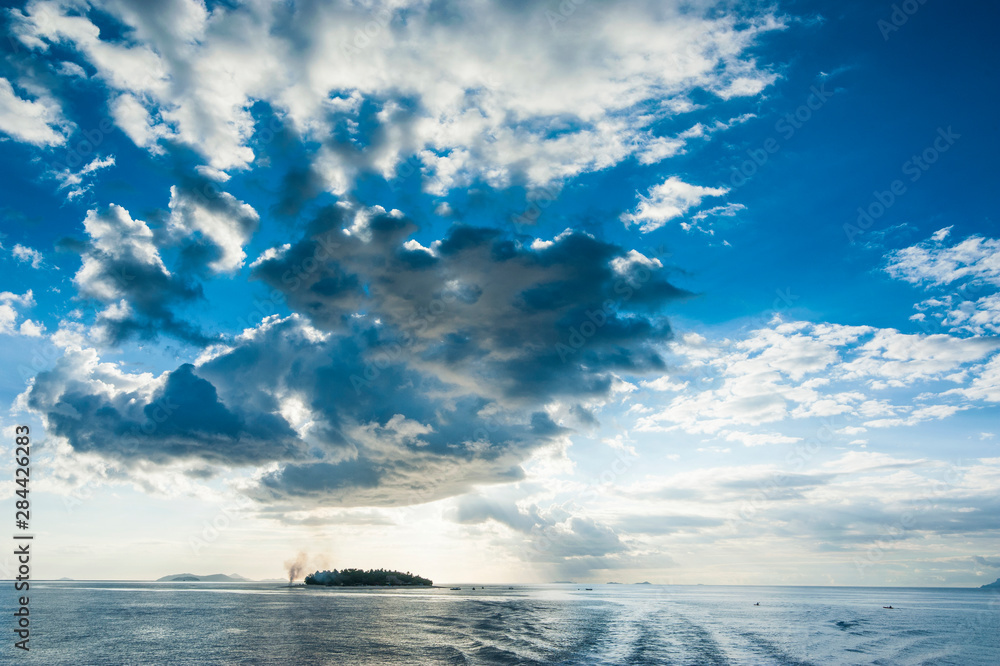 Obraz premium Dramatic clouds at sunset over the Mamanucas Islands, Fiji, South Pacific