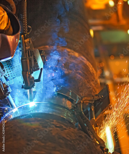 Butt welding underwater pipeline using automatic equipment photo