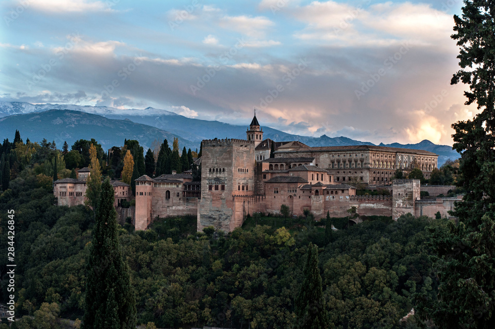 La Alhambra de Granada desde El Albaicín con sierra nevada de fondo