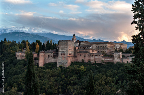La Alhambra de Granada desde El Albaicín con sierra nevada de fondo