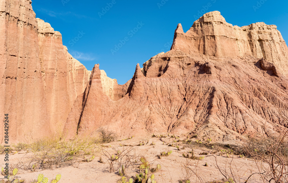 Fototapeta premium Quebrada de las Conchas also called Quebrada de Cafayate. Canyon with colorful rock formations created by Rio de las Conchas, Argentina.