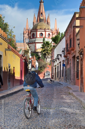 Mexico, San Miguel de Allende. Street scene with La Parroquia in background. Credit as: Don Paulson / Jaynes Gallery / DanitaDelimont.com