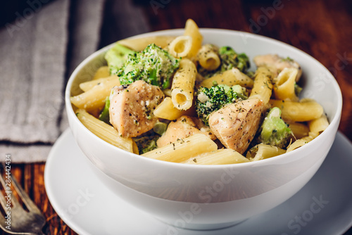 Creamy whole wheat pasta with chicken and broccoli
