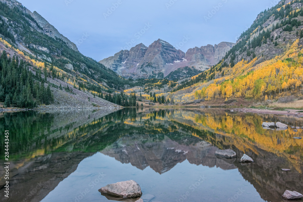 Usa, Colorado, White River National Forest, Maroon Bells with Autumn Color at Dawn