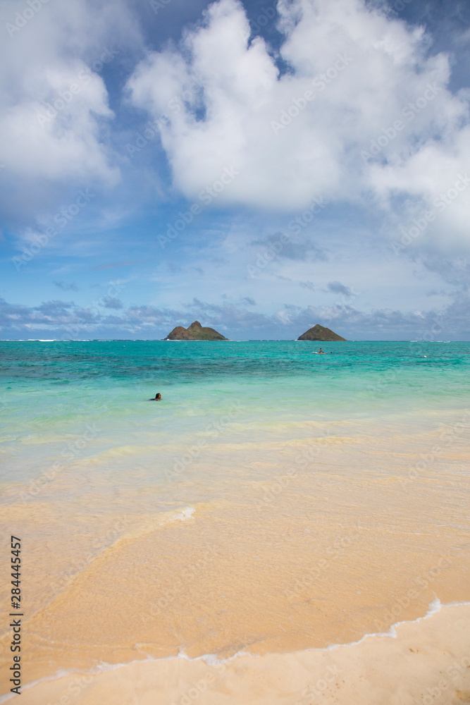 Fototapeta premium USA, Hawaiian Islands, Oahu, Lanikai Beach and Islands in Background