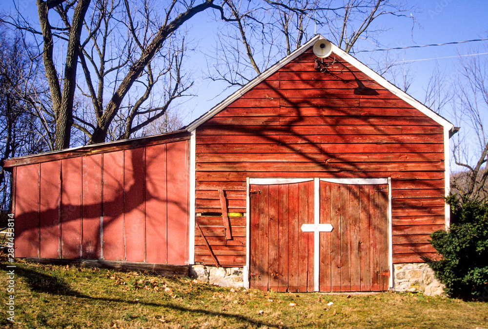 Fototapeta premium USA, New Jersey, Hunterdon, Mountainville, barn on Bennett Farm.