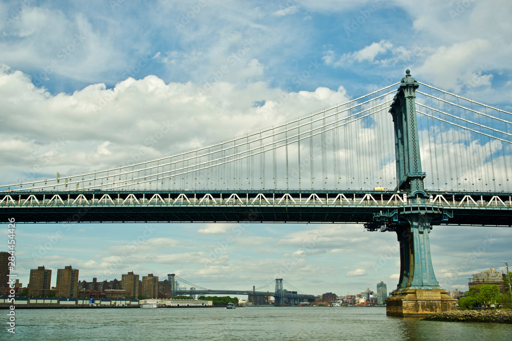 Obraz premium USA, NY, Brooklyn. Manhattan bridge seen from DUMBO