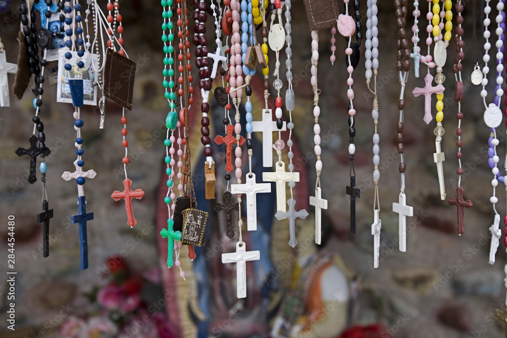 Naklejka premium USA, Nowy Meksyk, Chimayo. Artefakt religijny pozostawiony przez wierzących w El Santuario de Chimayo, kościele położonym pomiędzy Santa Fe i Taos w Nowym Meksyku, często nazywanym Lourdes of America.